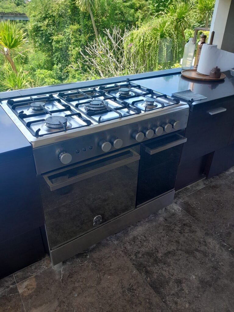 Service Center Tecnogas Senopati siap melayani perbaikan kompor tanam, oven, microwave, dan cooker hood Tecnogas. Teknisi berpengalaman, bergaransi, dan home service terpercaya.